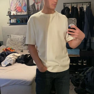 Zara t-shirt - Tjock zara t-shirt, inget konstigheter jätte bra skick bara inte min stil längre. 180 cm lång och 68 kg. Hör av er i dm vid minsta fråga eller fundering💯