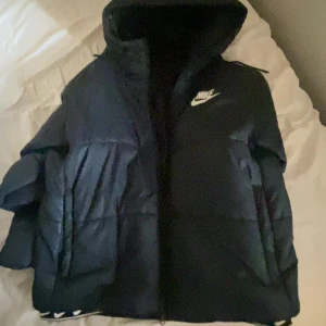 Nike jacka - Säljer en jättefin nike jacka som tyvärr inte passar mig så bra. litet hål på vänstra armen (se sista bilden) därav priset!❤️