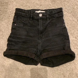 Molly shorts  -  Stretchiga  och sköna shorts från Gina tricot. Hög midja men väldigt fina och sköna på. 