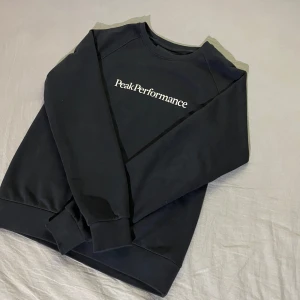 Peak performance tröja - En riktigt snygg Peak performance tröja i nästan ny skick, säljer pga att den knappt andvänds