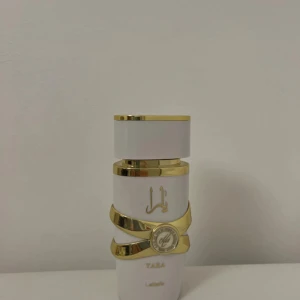 YARA Lattafa - Säljer Yara Lattafa parfym i vit flaska, full size. Denna doft bjuder på en härlig mix av fruktiga och blommiga noter, med en mjuk, krämig bas som ger ett varmt och feminint intryck. Perfekt för dig som vill ha en unik och förförisk doft som varar he