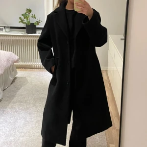 Svart kappa  - Svart ullkappa från hm i bra skick. Lite nopprig på armen men inget som syns. Skriv för frågor eller fler bilder 🥰