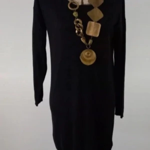 Stickad svart klänning stl 38/40 - Använd 2-3 ggr Jätte vacker och mysig till vintern U- ringad Kommer från djur och rökfritt hem