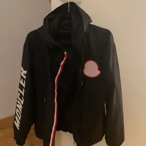 Äkta moncler regn/vind jacka köpt i berlin för ca 3 år sedan men är i väldigt bra skick inga skador. Limited edition för fler bilder och frågor kontakta mig.