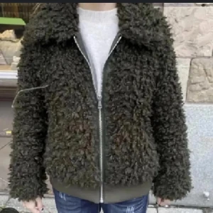 Grön teddyjacka h&m - Säljer denna as snygga gröna teddyjacka från h&m som inte säljs längre!🥰