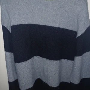 Hm tröja - Säljer min blå/svart stickade tröja från Hm i storlek s och jag har använt den några gånger.