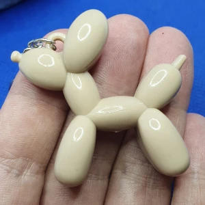 Nyckelring - Ballonghund  - Nyckelring ballonghund beige, oanvänd. ✨️Titta igenom alla mina upplagda och köp fler saker i bundle för att spara på frakten och få allt du köpt i ett och samma paket✨️