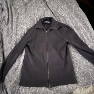 LJUNG zip cardigan strl M/L - Säljer pga att den är för stor. Det är bra kvalité. Den är strl M men är stretchig så att den sitter mer som L. Köpt på Brothers ord. Pris 1499.