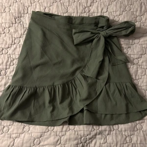 Grön kjol - Jättefin grön sommarkjol som är oanvänd. Den är i storlek M men kan passa som storlek S.