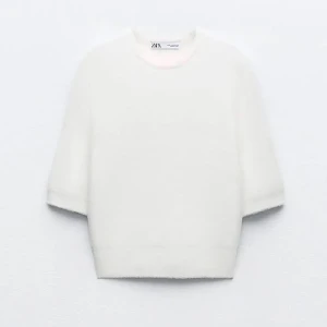 Stickad t shirt - Mycket bra skick, endast använd 1 gång. Jätte fin tröja men tyvärr lite för liten.