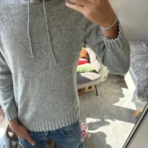 Nu säljer ja min stickade hoddie i Cashmere blandningi storlek M , skicket är 9/10 då den Inte kommer till användning, skriv vid första fundering endast 699!