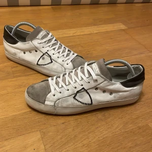 Philippe model skor  - Sköna skor helt okej skick 7/10 skulle jag säga men väldigt snygga pris kan diskuteras 