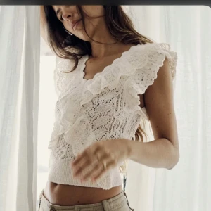 Volang top - En så fin och trendig zara top perfekt till både vardags och till lite finare tillfällen, använd men i bra skick💗