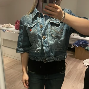 Jeans jacka med korta ärmar - Jätte fin jeans jacka från Only! Säljer då jag inte riktigt tycker den passar mig!