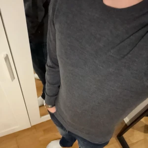100% Merinoull Cubus - Jättefin merinoull tröja från Cubus i färgen melerad mörkgrå. En tröja perfekt för hösten🍂🍁Tröjan är endast använd 1 gång så helt nyskick. Nypris är 699kr säljer för 300kr pris kan diskuteras.
