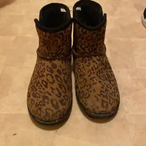  BUD!!!!!Säljer ett par coola leopardmönstrade boots i användskick. De är perfekta för höst och vinter med sitt varma foder. Bootsens yttre är i syntetmaterial och de har en bekväm passform. Perfekta för att ge din outfit en vild touch! 🐆