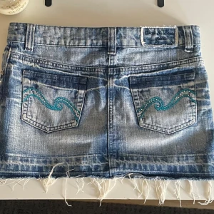 Lågmidjad jeanskjol - Skit snygg lågmidjad jeanskjol, storlek 164, längd 30-31 cm, runt hela midjan 78 cm, 39 cm tvärs över, köpt i Grekland, märke here and there