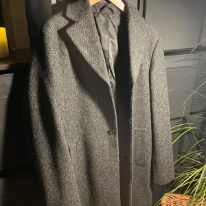 Rock - En herrrock i storlek M från WE, använd i en vinter och är en kortare rock som går till knäna ungefär köpt för 1900 från we fashion och säljs för 900 kr 