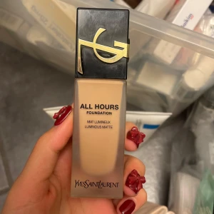 YSL foundation  - Bara testad, köpt för cirka ett år sedan. Säljer pga fel färg. 