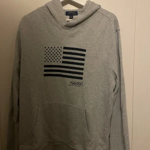 Polo Ralph Lauren hoodie  - Polo Ralph Lauren hoodie storlek XL/TG ungefär som S. Bra skick och gjord i bomull.
