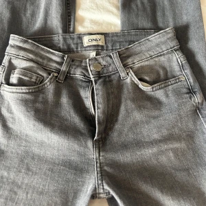 Only jeans bootcut - Säljer pågrund av att de har blivit försmå för mig. Rakt över 34cm, innerbenslängd 80cm. Skulle säga att de är low/mid waist. Köpta för 500kr, står inte för frakten.