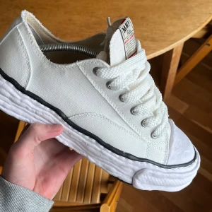 Maison Mihara Yasuhiro skor - Skor: Nyskick Storlek: 45 men passar 44.5, 44 och 45.5 Pris: 2500 men kan diskuteras om det blir än snabb affär