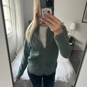 Höstjacka - Jättefin grön Höstjacka som är perfekt nu till hösten! Knappt använd så den är som ny!