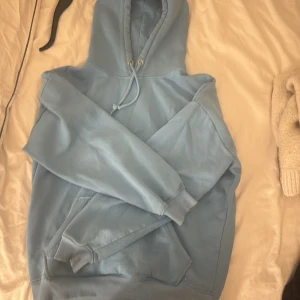 Blå hoodie bikbok - Ljusblå hoddie från bikbok, ny pris 400