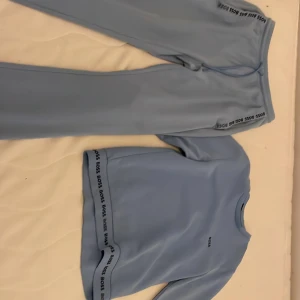 Boss dress  - En skön boss dress skömt material färg blå använd ett fåtal gånger som ny byxorna perfekt för folk som gillar att ha byxorna där nere över sina skor. Tags finns kvar kan gå ner lite i pris vid en skön o snabb affär, ny pris 2,6