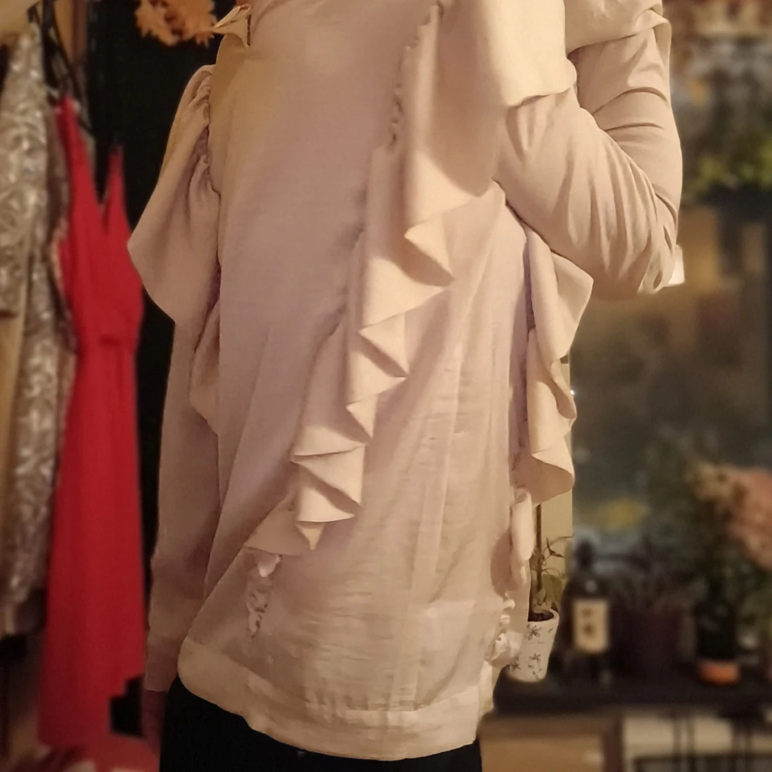 Beige klänning med volangdetaljer - 4