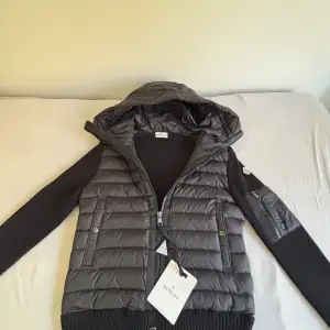 Tja, säljer denna as feta Moncler cardigan som är oanvänd. Helt ny, med NFC, taggarna och og påse. Tung och varm, och riktigt skönt material. Priset kan diskuteras, vid frågor kontakta gärna. 📲✅ Har massa fler bilder skicka dm. Kvitto finns!!