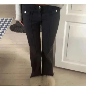 Svart jeans hm  - Jeans från hm med fickor, knappt använda 