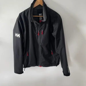 Helly Hansen Jacka - Eftertraktad Helly Hansen jacka🤝 Skick 9/10 Pris: 699kr✅ Vid frågor bara skriv! 