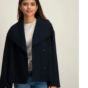 Blå kappa - Suuppper snygg kappa från Gina. Passar perfekt nu till hösten! Storlek 164 men skulle säga att den passar till XS/S. Original priset är 400. Dm för bilder! 