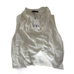 Zara topp - Satin topp / blus från zara, köpt förra sommaren aldrig använd ny med prislapp, nypris 299