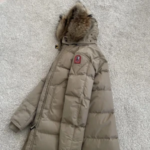 Parajumper jacka  - En helt ny parajumper jacka i beige storlek xs. Har användt den 3 gånger, det finns inga skador på jackan. Jag säljer den för att köpa en annan jacka💕pris kan diskuteras.