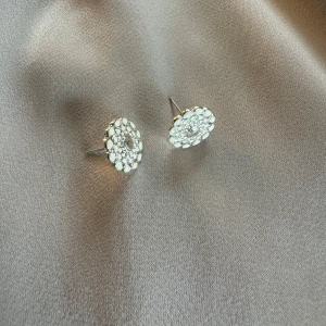 Nyskick Pilgrim Silver - Fina örhängen i äkta silver som blivit liggande i smyckesskrinet oanvända. Superfina studs i silver/vitt