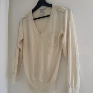 Filippa k tröja - En finstickad tröja ifrån filippa K, färgen är lite cremevit. Inga defekter! Sparsamt använd