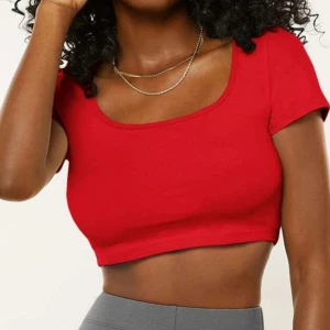 Röd magtröja - Säljer denna snygga magtröja eftersom den har slutat komma till användning. Passar så snyggt till massa olika outfits och är i storlek XS!