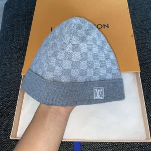Louis Vuitton mössa  - Grå Damier mössa från Louis Köpt för 3100 kr  Säljer för 1800 kr Bra skick inga deffekter Byten går 