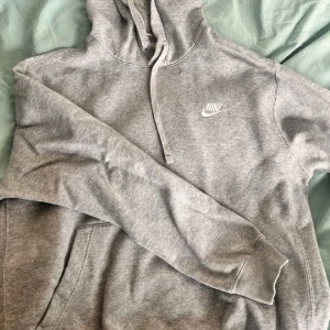 Nike hoddie  - Säljer nu denna riktigt feta och sköna Nike hoddie i bra skick. Inga defekter! Passar dig som är 160-175