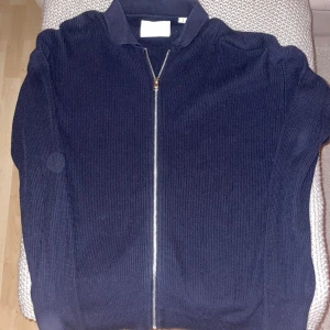 Hel zip Jack & Jones - En blå hel zip i storlek M (passar L) från Jack & Jones. Säljer då den inte passar. Tröjan är i nyskick och knappt använd.