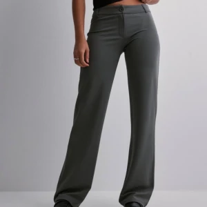 Low East kostymbyxor  - Byxorna är knappt använda passar mig som bär XS, pris diskuteras vid snabb affär nypris på 400🤍