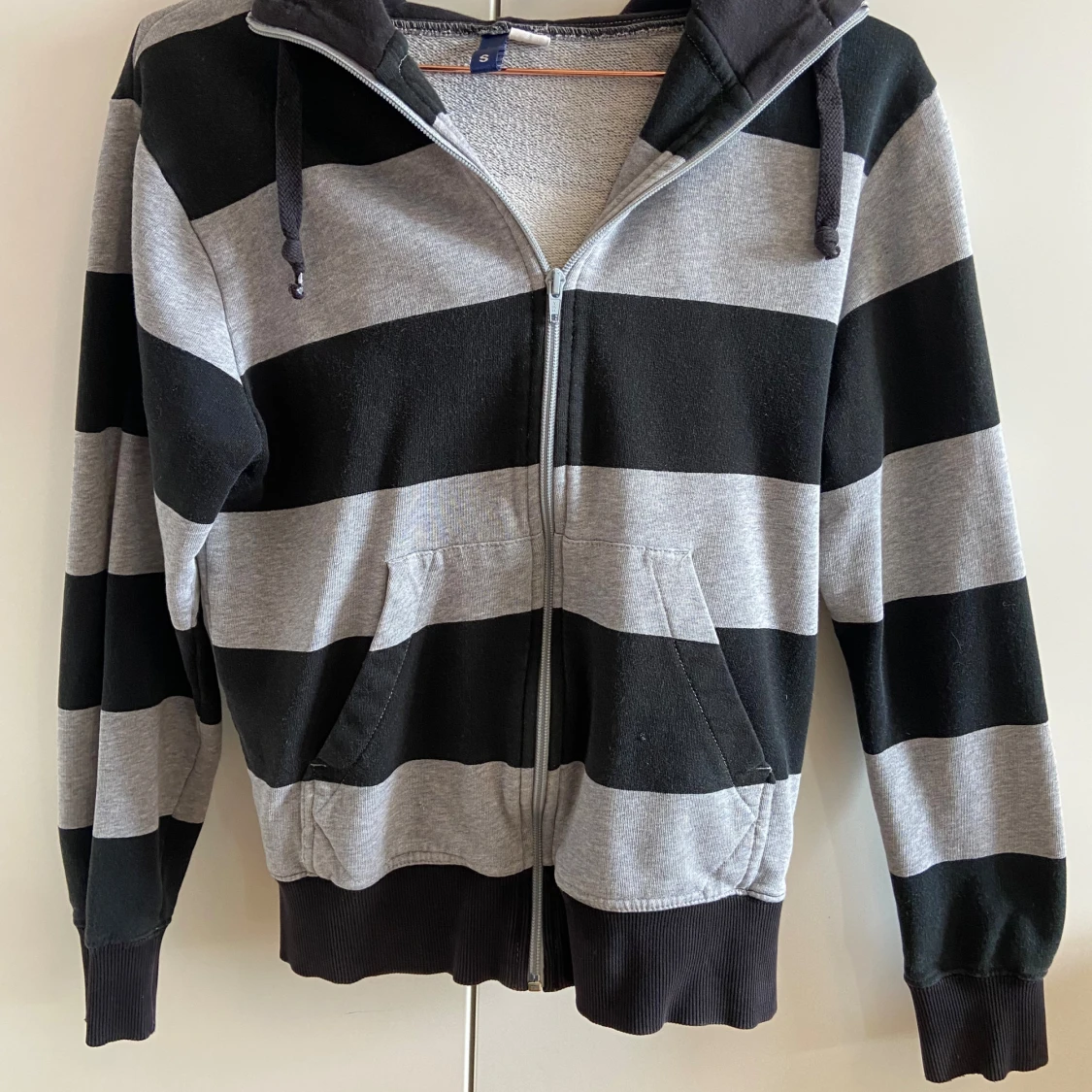 Randig hoodie med dragkedja - 90