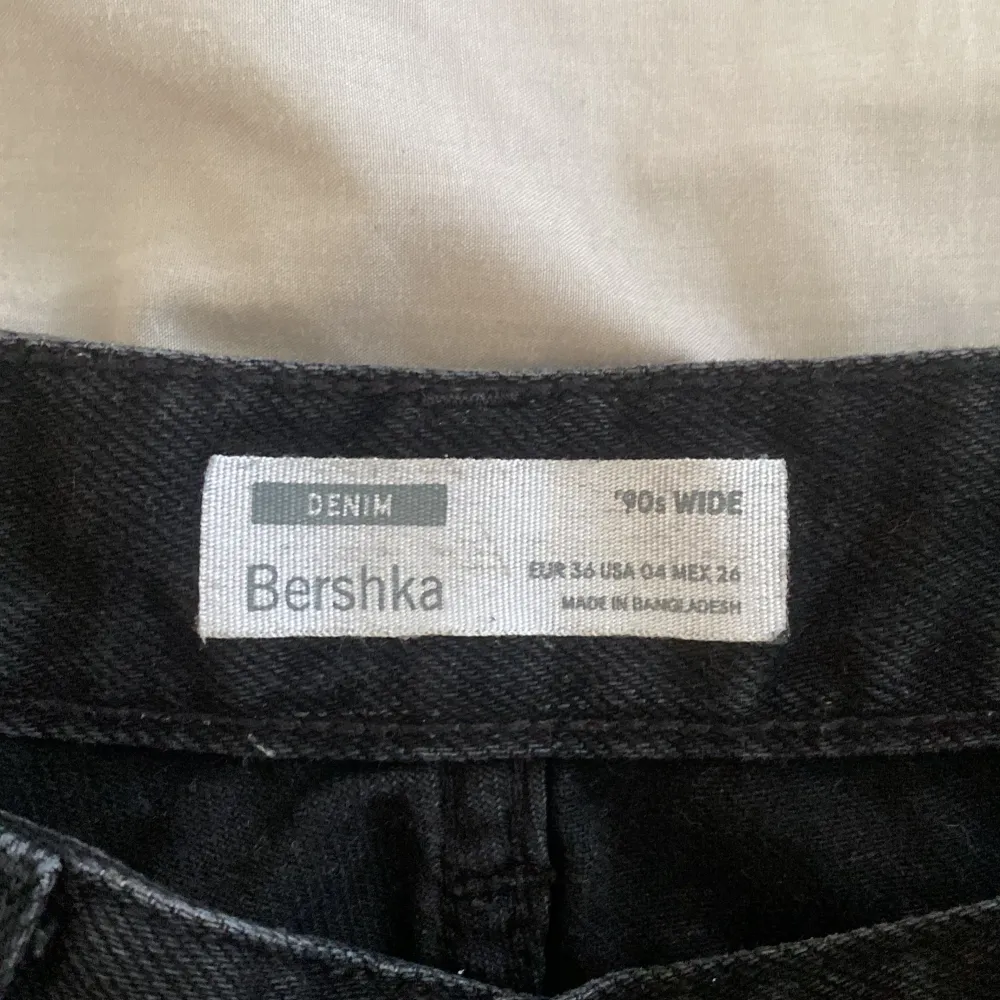 säljer ett par svarta jeans från Bershka i storlek M. de är högmidjade och har hål i knäna.. Farkut & Housut.