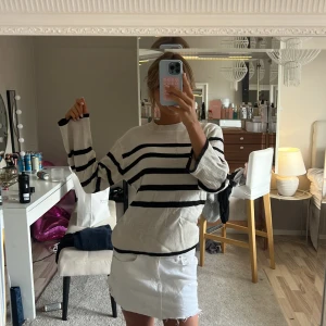Stickad tröja - Super fin stickad tröja, den är i lite grövre tyg. Kjolen är så pass vit så tröjan ser smutsig ut men den är igentligen bara beige❤️❤️