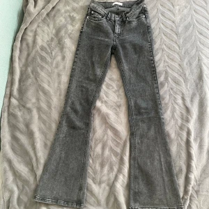 Bootcut Jeans - Säljer nu mina bootcut jeans från Gina Tricot då dom tyvärr blivit för små💗Använda men i fint skick! Pris kan diskuteras😊