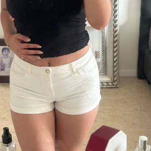 Vit booty short  - Vit booty short i storlek S. Sitter bra på rumpan och väldigt bekväm. Använd 3 gånger Max 🤍😊