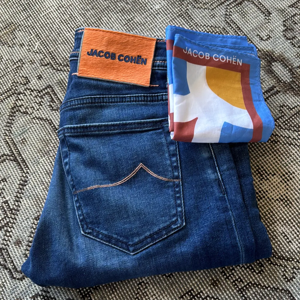 Ett par Jacob Cohen jeans i storlek 29 Modellen på jeansen är bard.  Kom privat för frågor eller mer bilder  Nypris 5000-6000kr . Jeans & Byxor.