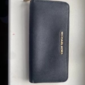 MICHAEL KORS - En ny Micael Kors plånbok, som inte är använd. 